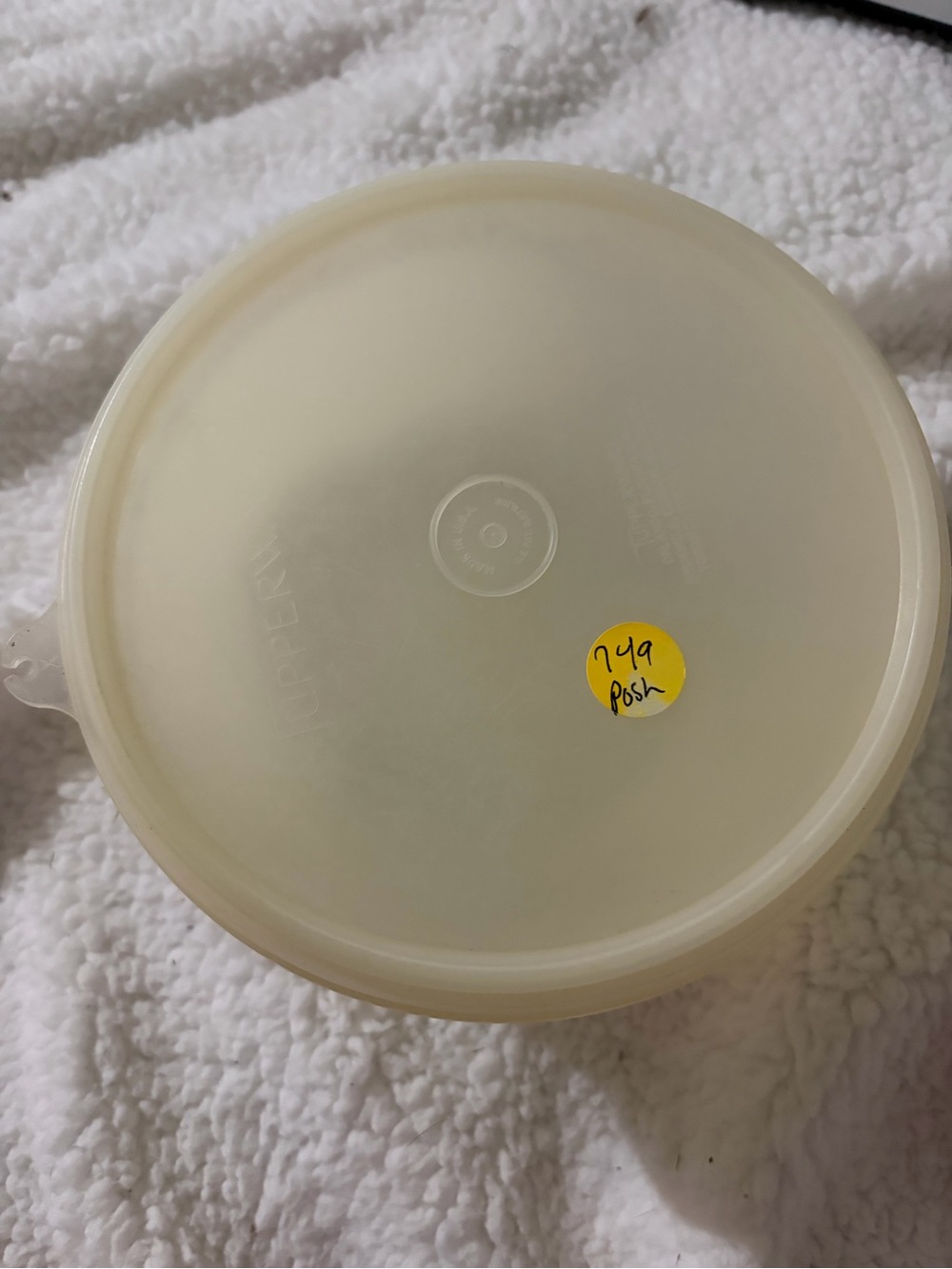 Posh Cream Round Plastic Food Storage Container with Lid
